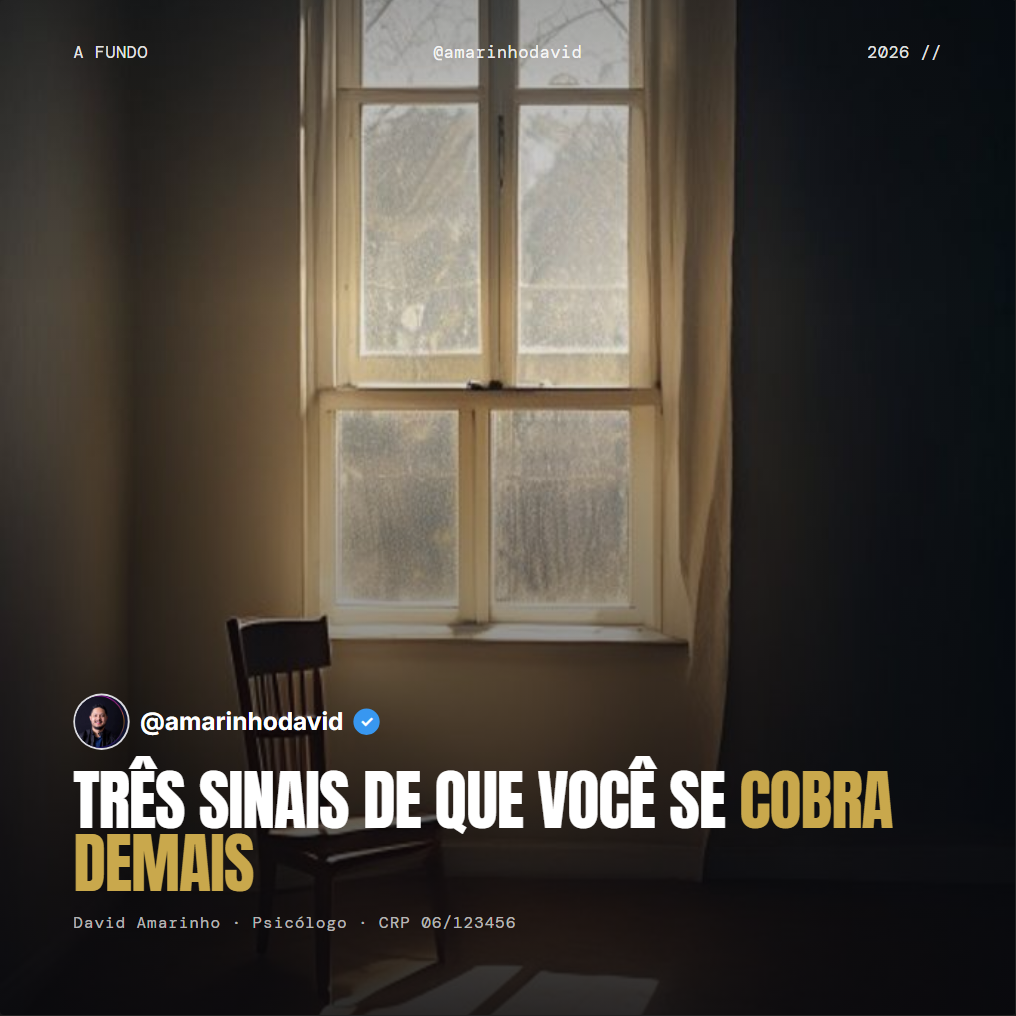 Capa de carrossel no formato Editorial: fotografia de uma cadeira vazia junto à janela em luz quente, título 'Três sinais de que você se cobra demais' com 'cobra demais' em ouro, selo de perfil e a linha do CFP com nome, título Psicólogo e CRP.