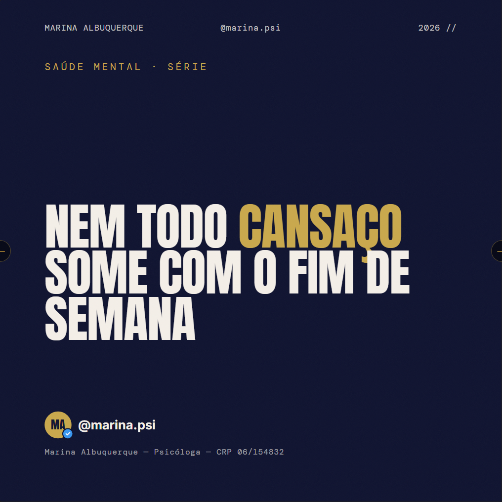 Slide 1 de 10, Minimal: capa navy com a frase 'Nem todo cansaço some com o fim de semana', a palavra cansaço em ouro.